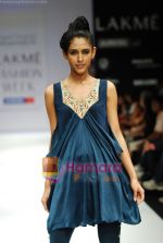 Model walks the ramp for Payal Singhal Show at Lakme Winter fashion week day 4 on 20th Sept 2010 (35).JPG